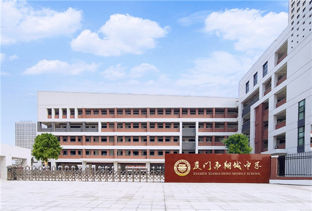 厦门实验小学翔安校区厦门验小学翔安校区位于石厝以东,浦边村以西.